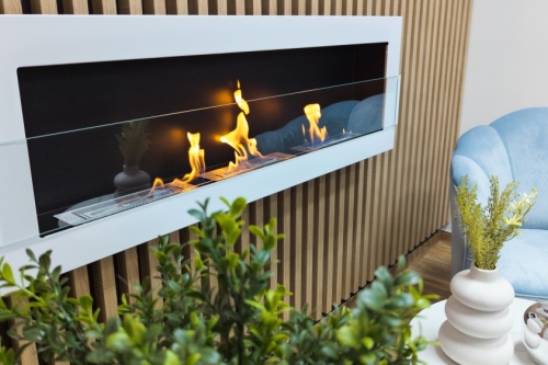 biokominek_1200x400_bialy_polysk_z_szyba_aranzacja_03