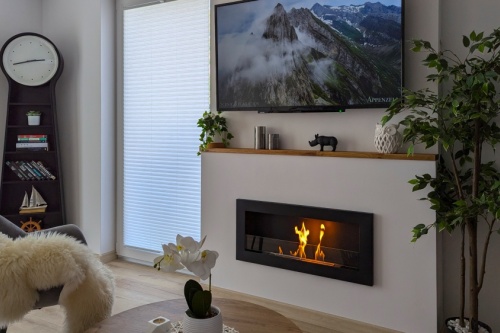 biokominek_wiszacy_z_szyba_900x400_slim_czarny_strukturalny_mat_aranzacja_02