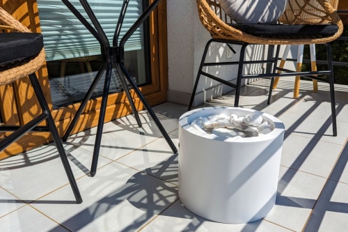 biokominek_wolnostojacy_moon_mini_bialy_aranzacja_01