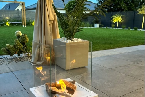 biokominek_wolnostojacy_sunset_garden_bialy_z_szybami_aranzacja_01