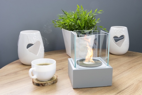 biokominek_wolnostojacy_z_szybami_smart_szary_aranzacja