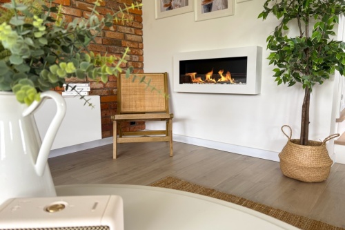 biokominekbox_wiszacy_z_szyba_900x400_bialy_aranzacja_01