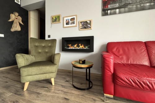 biokominekbox_wiszacy_z_szyba_900x400_czarny_aranzacja_01