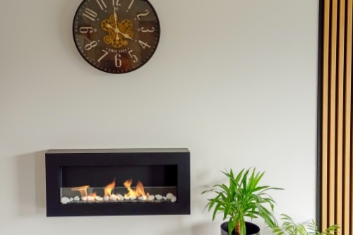 biokominekbox_wiszacy_z_szyba_900x400_czarny_aranzacja_03