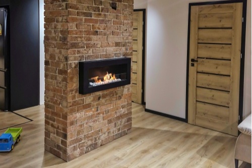 biokominekbox_wiszacy_z_szyba_900x400_czarny_aranzacja_04