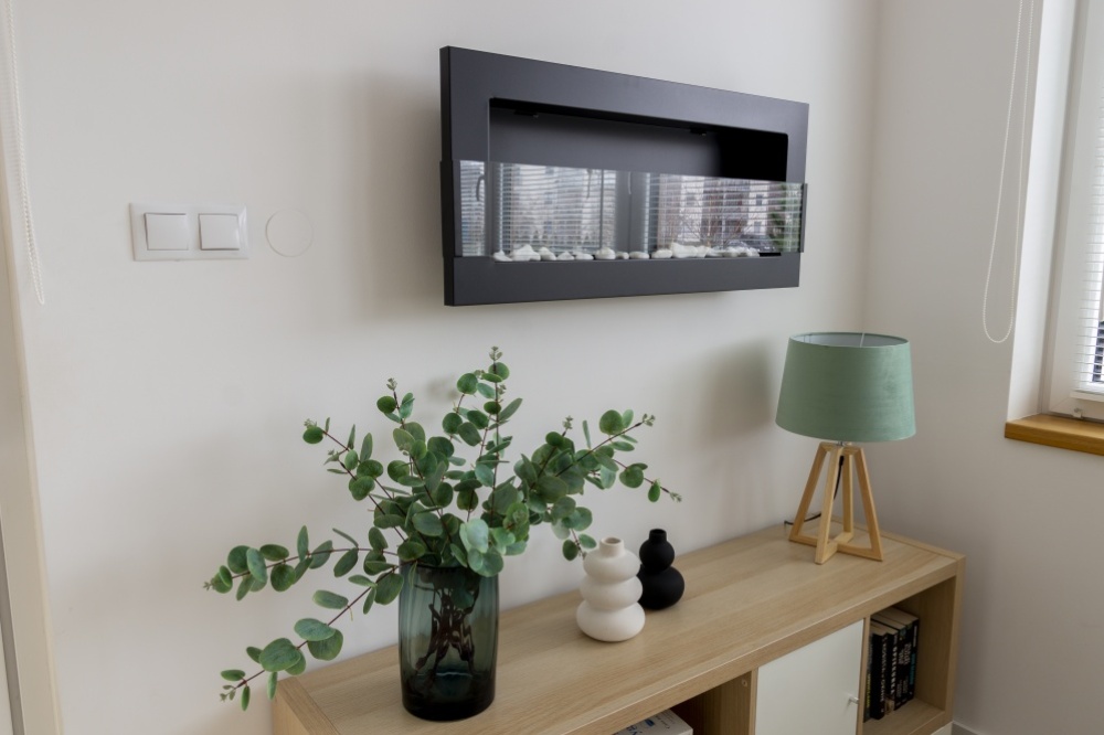 biokominek_900x400_czarny_strukturalny_z_szyba_aranzacja_04