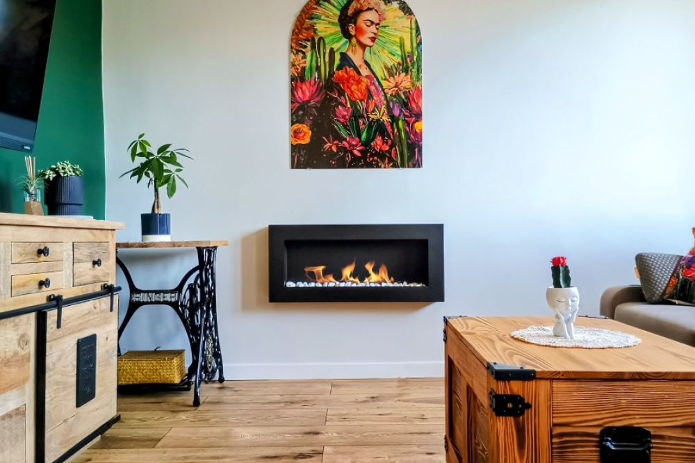 biokominek_box_wiszacy_900x400_czarny_aranzacja_02