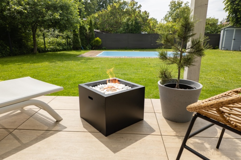 biokominek_novium_czarny_aranzacja_01