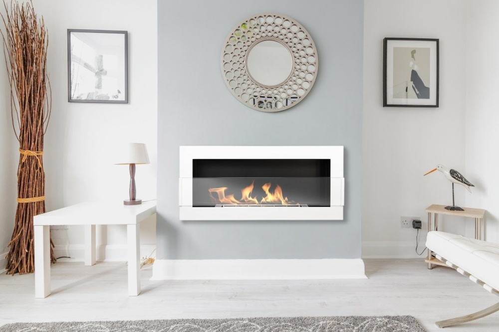 biokominek_wiszacy_bialy_polysk_z_szyba_aranzacja_01