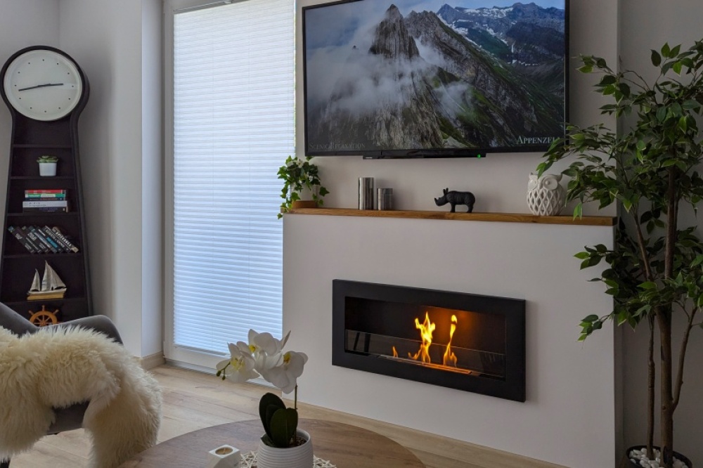 biokominek_wiszacy_z_szyba_900x400_slim_czarny_strukturalny_mat_aranzacja_02