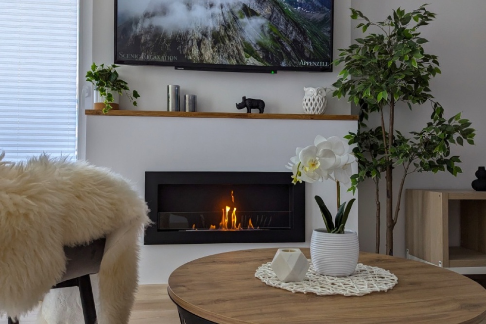 biokominek_wiszacy_z_szyba_900x400_slim_czarny_strukturalny_mat_aranzacja_04