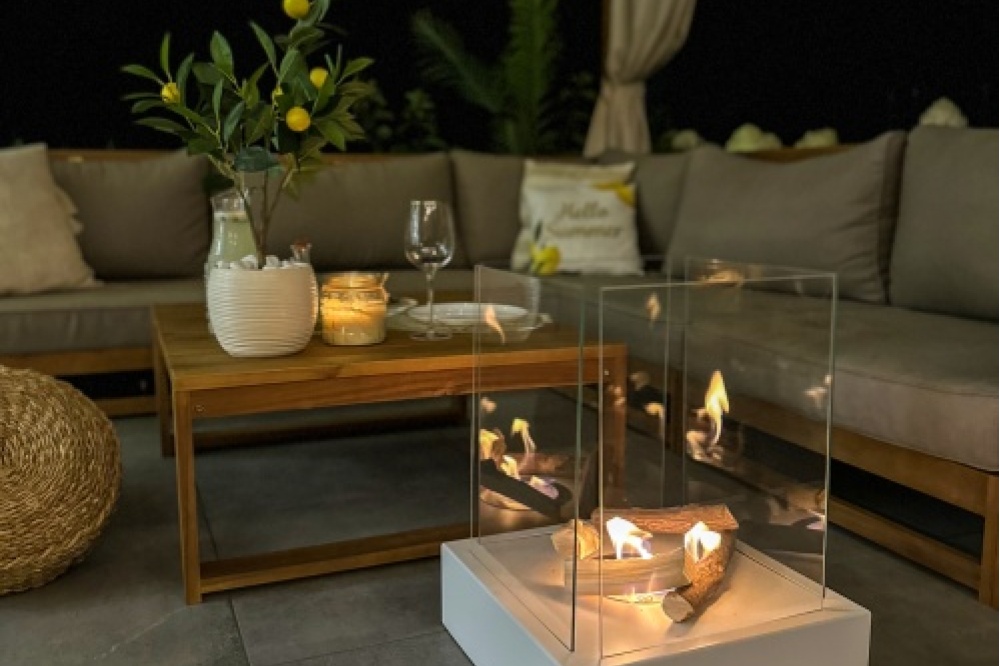 biokominek_wolnostojacy_sunset_garden_bialy_z_szybami_aranzacja_04