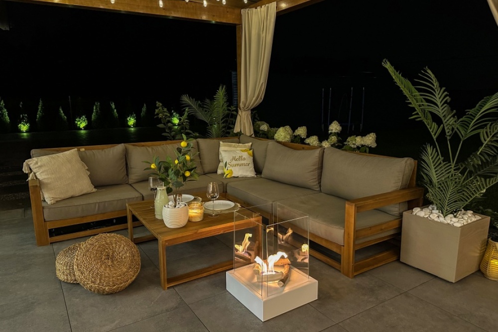 biokominek_wolnostojacy_sunset_garden_bialy_z_szybami_aranzacja_06