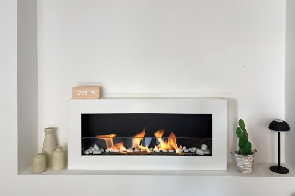 biokominekbox_wiszacy_z_szyba_900x400_bialy_aranzacja_02