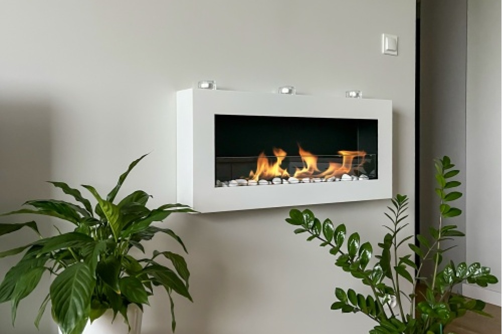 biokominekbox_wiszacy_z_szyba_900x400_bialy_aranzacja_03