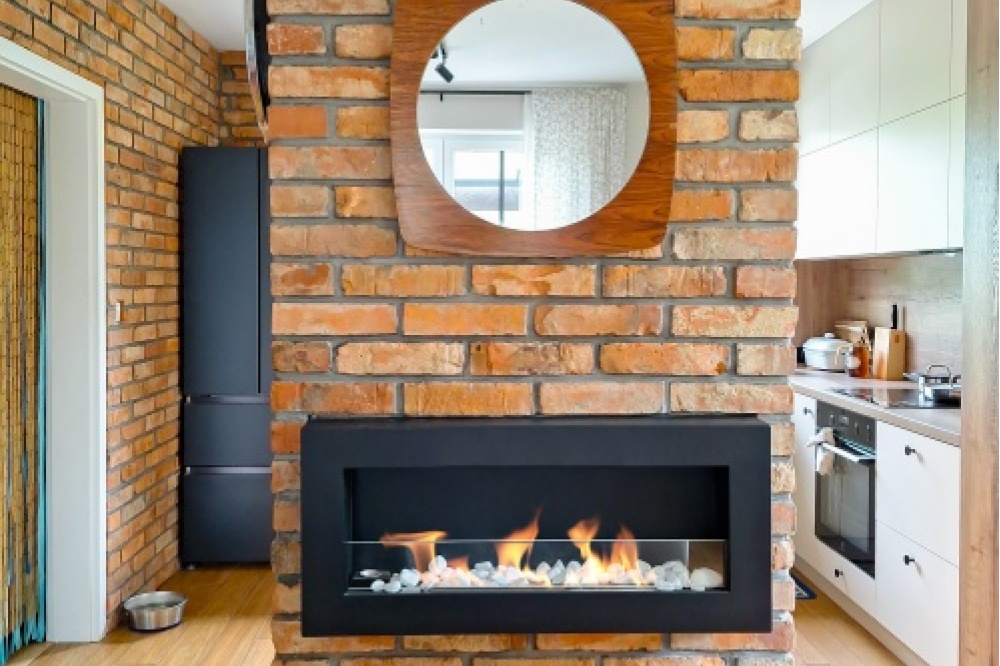 biokominekbox_wiszacy_z_szyba_900x400_czarny_aranzacja_02