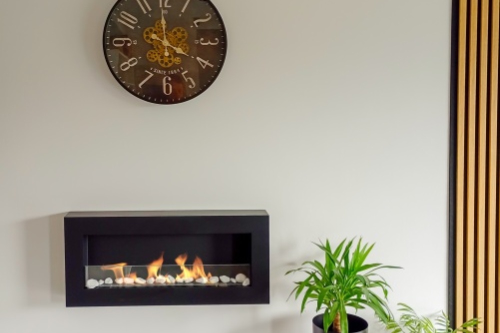 biokominekbox_wiszacy_z_szyba_900x400_czarny_aranzacja_03